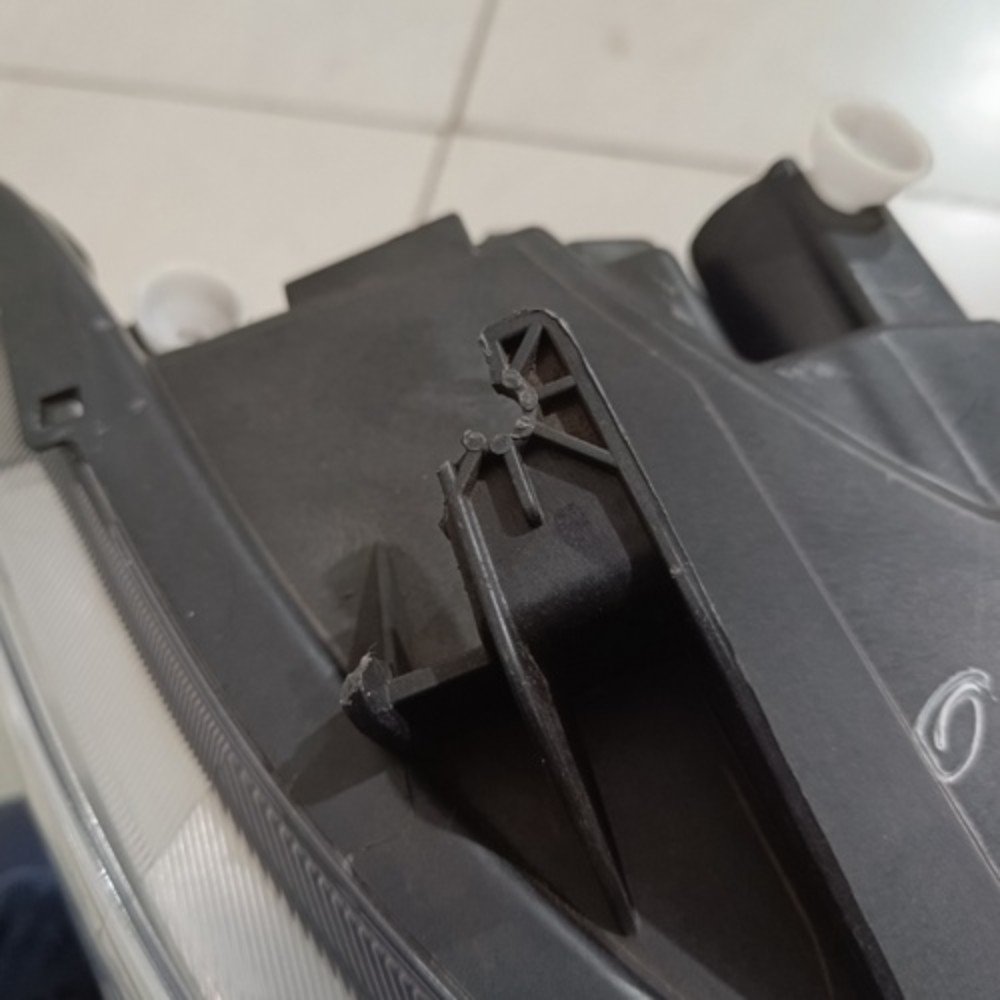 Farol Direito Tracker 2024 Com Detalhe - Imagem 4